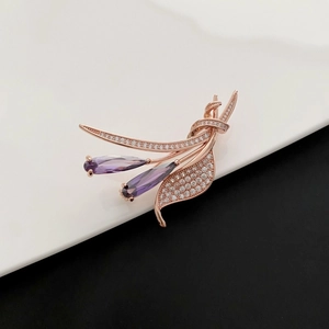 Broche Florale de Luxe en Cuivre Plaqué Or Rose avec Zircone Violette pour Femme Épingle Élégante de Feuille pour Manteau Mariage