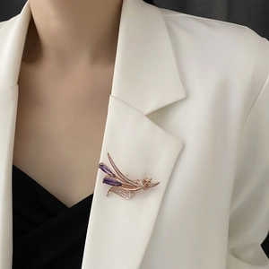 Broche élégante plaquée or avec pierres en zircon violet et cristaux scintillants