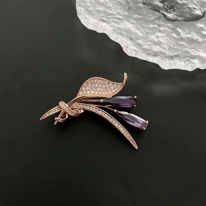 Élégante broche plaquée or rose avec fleur en zircon violet sur fond noir
