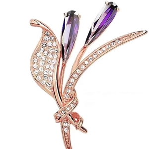 Broche fleur exquise avec pétales en zircon violet et placage en or rose élégant