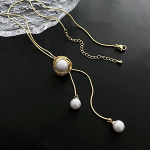 Collier perle réglable en chaîne serpent dorée avec design élégant à trois perles
