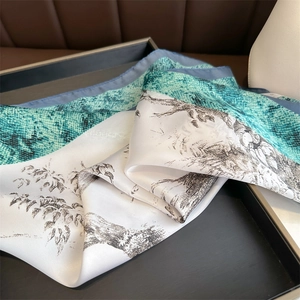 Détail du foulard effet soie avec imprimé cerf et motifs de plantes à l'encre