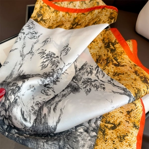 Carré de soie avec imprimé montagne et arbres et bordure orange motif serpent