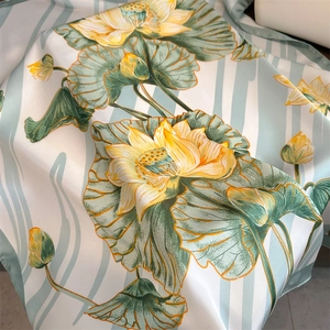 Seidenschal mit gelbem Lotusdruck und eleganten Streifen in natürlich fallendem Stil