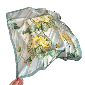 Eleganter Satin-Viereckschal mit Lotusblatt-Print in Hellblau und grüner Kante für Damen