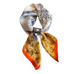 Carré en soie avec imprimé cerf de forêt et motif léopard jaune bordé d'orange