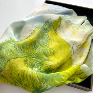 Seidenschal mit Weizenfeld-Ölgemälde-Druck in einer eleganten Geschenkbox