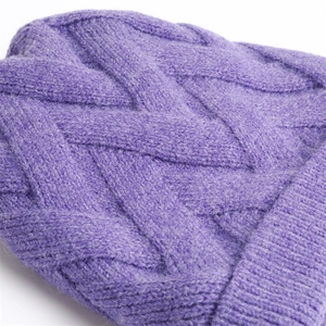 Nahaufnahme der lila Strickmütze mit weicher Mohair-Textur und warmem Zopfstrickmuster