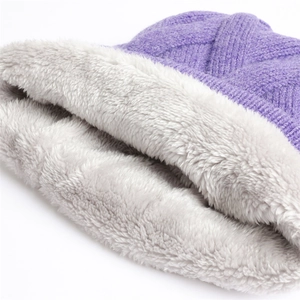 Lila Strickmütze für Damen und Herren mit warmem grauem Fleecefutter für den Winter