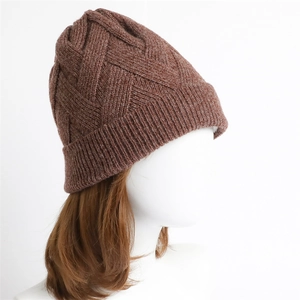 Detail der dunkelbraunen Strickmütze mit Gittermuster und Umschlag am Modellkopf