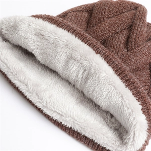 Detail der braunen Strickmütze mit weichem weißem Lammfell-Imitat-Innenfutter