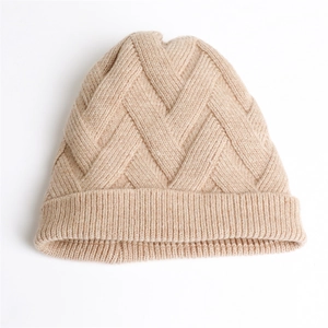 Minimalistische beige Strickmütze für Herbst und Winter mit Chevron-Muster und Rippenbündchen