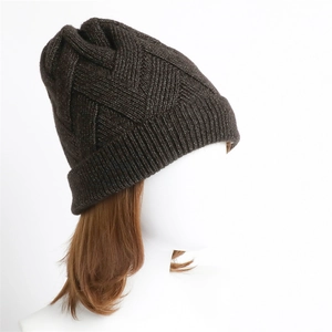 Nahaufnahme der dunkelbraunen Strickmütze mit geometrischem Webmuster und Rippstrickbund