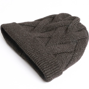 Detailansicht der dunkelbraunen Strickmütze mit Zopfmuster und breitem Umschlag