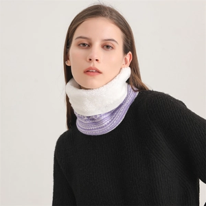 Dettaglio dello scaldacollo in maglia Fair Isle con spessa fodera in pile bianco invernale