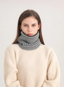 Dettaglio dello scaldacollo in maglia Fair Isle con motivo jacquard bianco e nero
