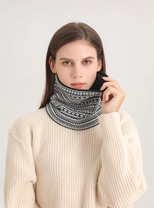 Dettaglio dello scaldacollo in maglia Fair Isle con spessa fodera in finta pelliccia