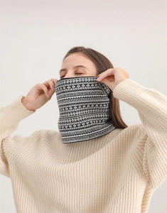 Dettaglio della trama a maglia dello scaldacollo invernale Fair Isle con motivi geometrici