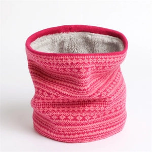 Scaldacollo in maglia rosa Fair Isle con spessa fodera in pile grigio su sfondo bianco