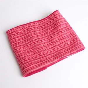 Dettaglio dello scaldacollo in maglia rosa con motivo Fair Isle e trama geometrica
