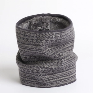 Dettaglio dello scaldacollo in maglia Fair Isle con spessa fodera termica in ecopelliccia