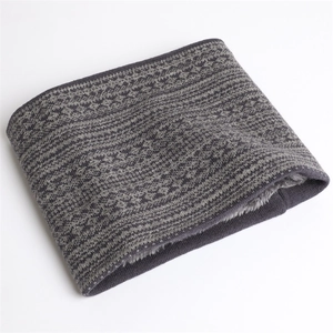 Dettaglio della sciarpa in maglia Fair Isle con fodera in pile e motivo a onde