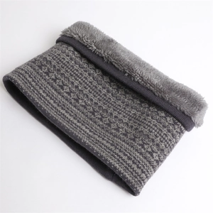 Dettaglio ravvicinato di scaldacollo in maglia con spessa fodera in peluche grigio