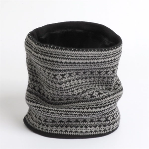 Dettaglio dello scaldacollo in maglia Fair Isle con spessa fodera in pile per l'inverno