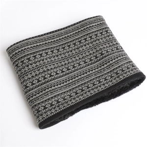 Dettaglio dello scaldacollo in maglia Fair Isle grigia con fodera in pile nero spesso