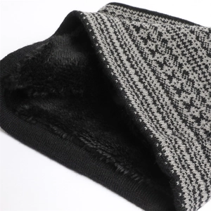 Dettaglio dello scaldacollo in maglia con fodera in peluche nero e motivo jacquard