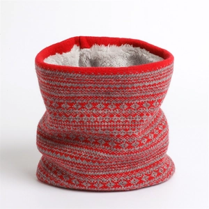 Dettaglio dello scaldacollo in maglia rossa geometrica con calda fodera in pile bianco