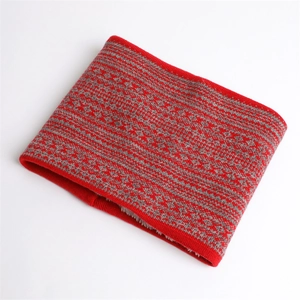 Dettaglio dello scaldacollo in maglia Fair Isle rosso e grigio con fodera in pile bianco