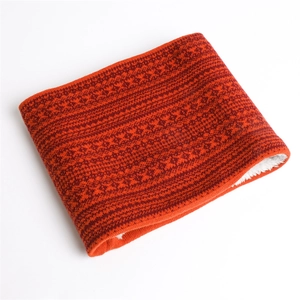 Dettaglio dello scaldacollo in maglia Fair Isle con motivo geometrico arancione e fodera in pile