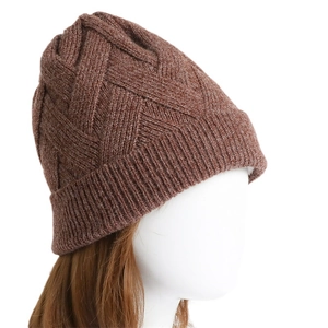 Braune Strickmütze mit Rautenmuster und Umschlag für herbstliche und winterliche Wärme