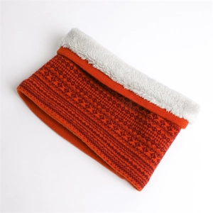 Dettaglio scaldacollo in maglia con motivo Fair Isle arancione e fodera in ecopelliccia bianca