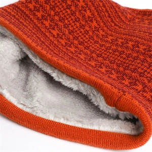 Vista macro dello scaldacollo in maglia spessa con jacquard arancione e fodera in pile