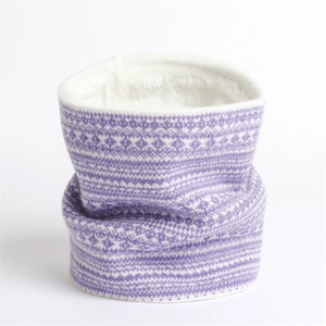 Dettaglio dello scaldacollo in maglia Fair Isle viola con fodera in pile bianco spesso
