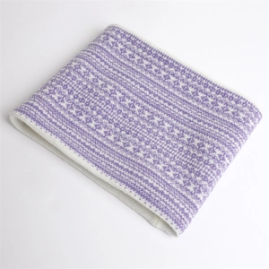 Dettaglio macro dello scaldacollo in maglia Fair Isle con motivi geometrici jacquard