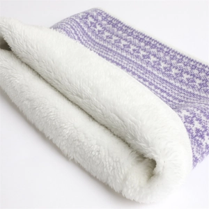 Dettaglio scaldacollo in maglia Fair Isle con spessa fodera in peluche per il freddo