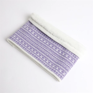 Dettaglio della maglia Fair Isle viola con morbida fodera in pile bianco agnello