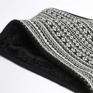 Dettaglio del motivo Fair Isle lavorato a maglia e fodera in pile nero dello scaldacollo