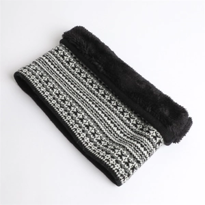 Dettaglio scaldacollo invernale con motivo geometrico bianco e nero e fodera in peluche