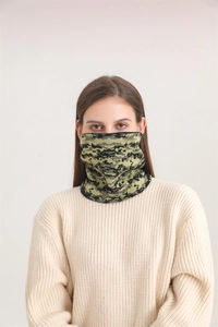 Gros plan sur le cache-col tricoté camouflage numérique au design élastique sans couture