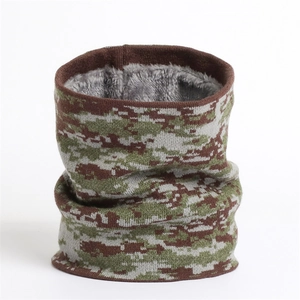 Détail d'un cache-cou camouflage pixel avec doublure polaire grise épaisse pour l'hiver