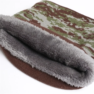 Détail du cache-col camouflage avec doublure en peluche grise épaisse et tricot extérieur