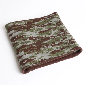 Détail d'un cache-col en tricot épais avec motif camouflage numérique vert