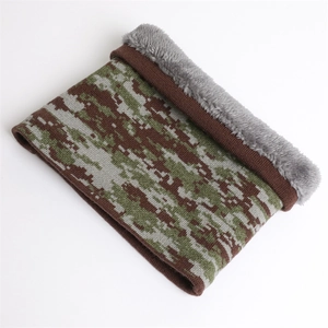 Détail du cache-col de camouflage d'hiver avec doublure en fourrure et bord côtelé