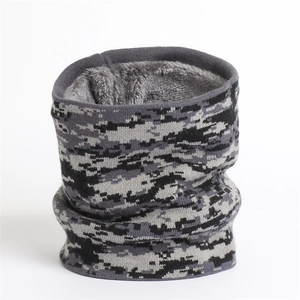 Détail du cache-col d'hiver avec motif tricoté camouflage et doublure polaire épaisse