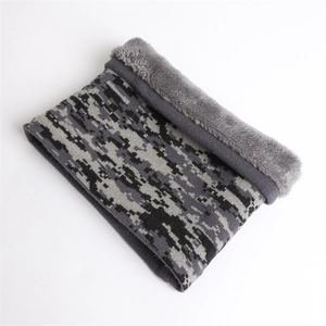 Détail macro du cache-cou en tricot camouflage avec doublure en polaire grise épaisse