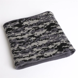 Vue détaillée du cache-col d'hiver avec motif de camouflage numérique gris tricoté épais